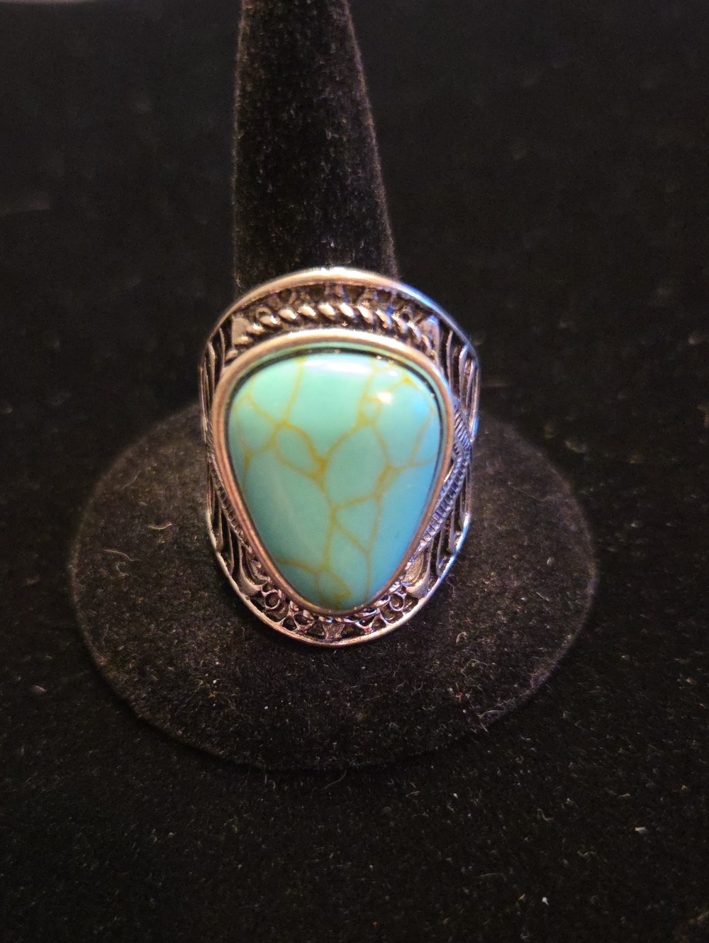 SILVER-TONE AND TURQUOISE COLORED STONE RING